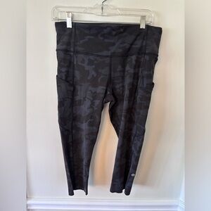 Lululemon cropped camo workout leggings
